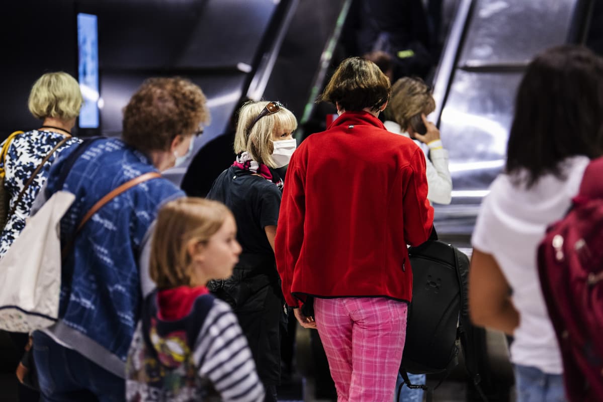 Kuvassa on ihmisiä metroasemalla Helsingin keskustassa elokuussa 2020.