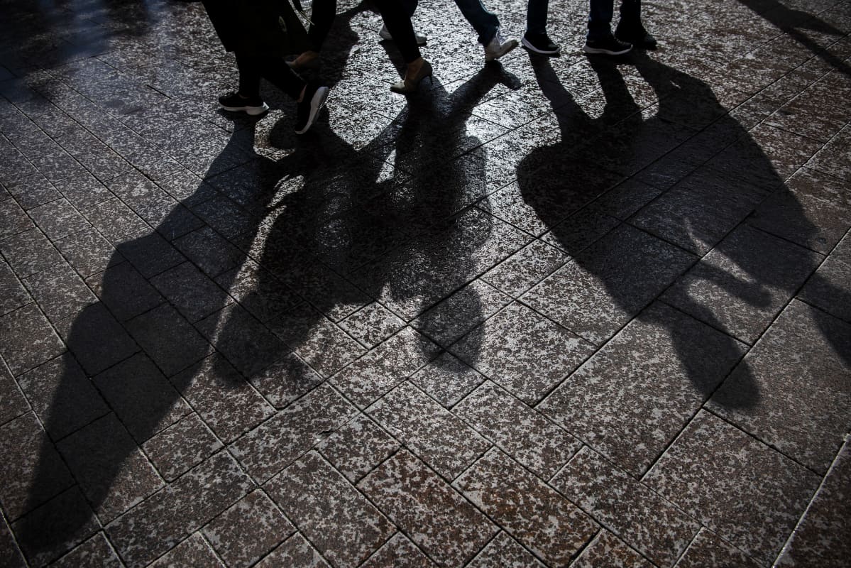 Kuvassa on maahan piirtyviä varjoja Helsingin keskustassa elokuussa 2020.