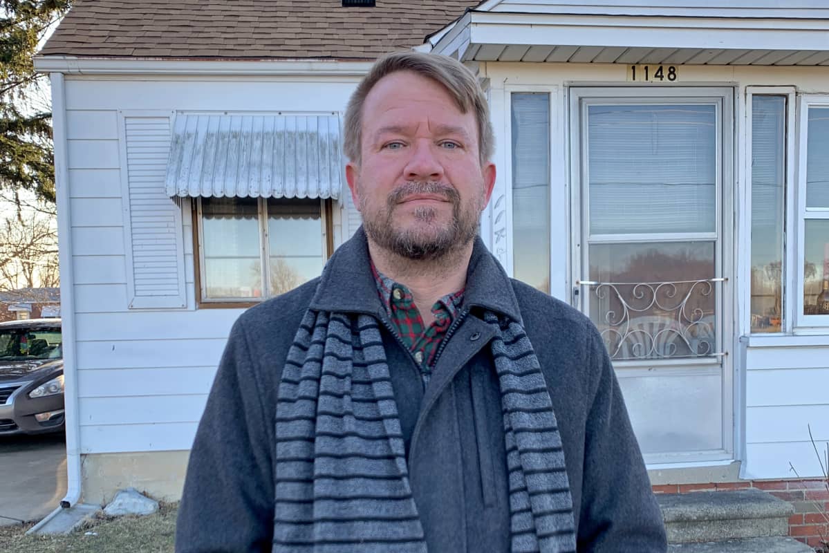 Puolikuvassa Matt Bunkelman talonsa edessä Monroessa