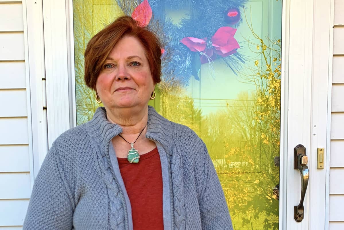 Nadine Maurer seisoo kotinsa ulko-ovella