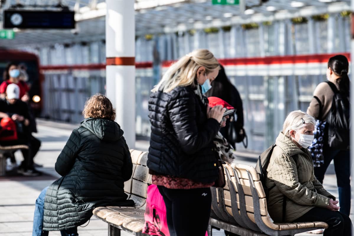 Ihmisiä Vuosaaren metroasemalla.