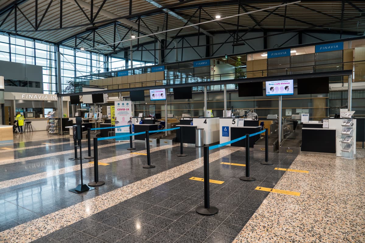 Tyhjät check in -pisteet aution lentoaseman aulassa