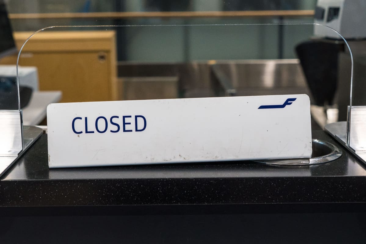 "Closed" -kyltti lentoaseman check in -luukulla