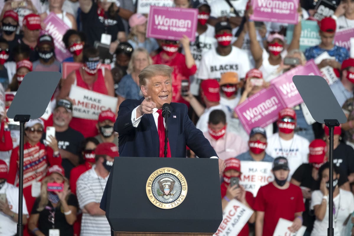 Donald Trump vaalitilaisuudessaan Floridassa Sanfordin lentokentällä.