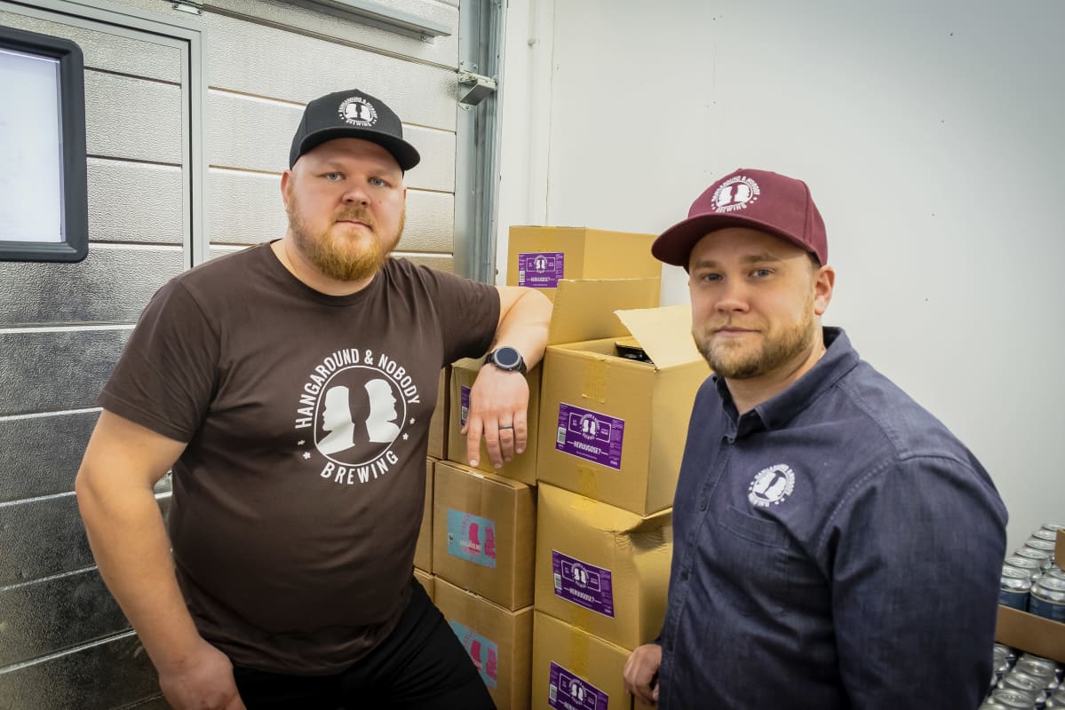 Eetu Tuovinen ja Pekka Korhonen olutlaatikoiden ääressä.
