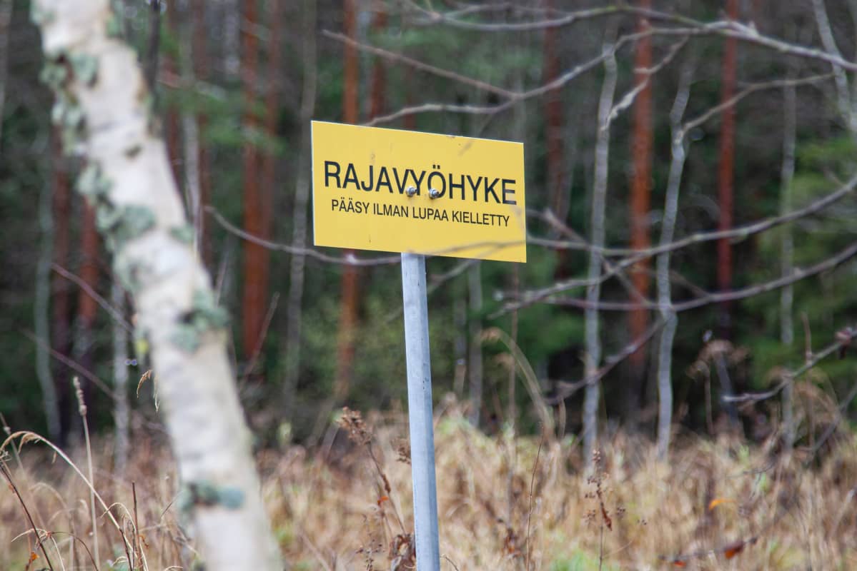 Rajavyöhyke -kyltti Ylämaalla.