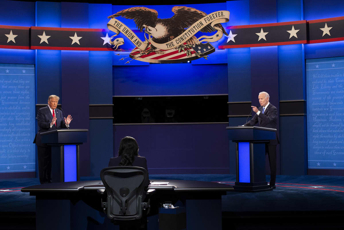 Donald Trump ja Joe Biden television vaaliväittelyssä. Trump levittää käsiään puhuessaan.