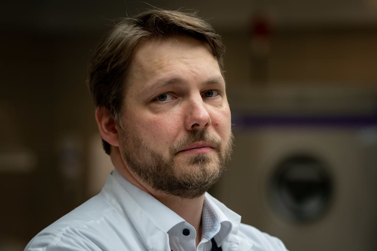 Patologi Jonas Kantonen obduktiosalissa