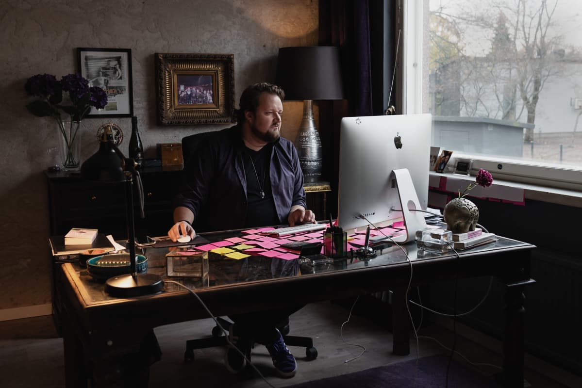 Sami Hedberg remontoi tuotantoyhtiölleen tilat vanhaan pankkiin. Nyt hän istuu itseoikeutettuna pankinjohtajan paikalla.