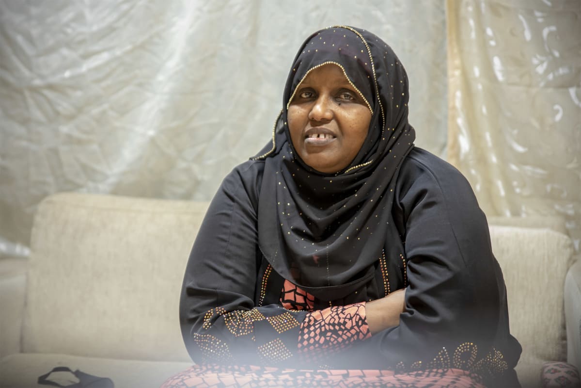 Sahra Mohamud istuu kerhotilan sohvalla