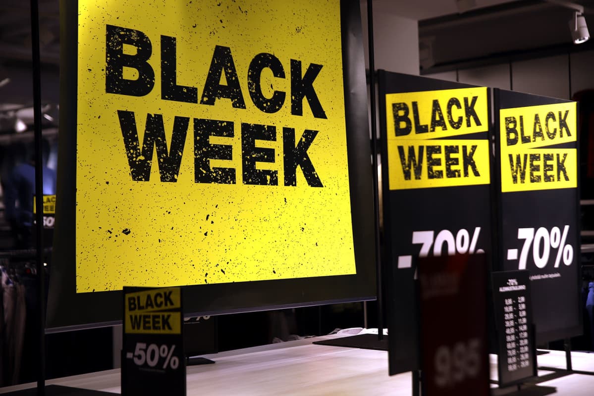 Black Week -alennuskylttejä kauppakeskus Hansassa.