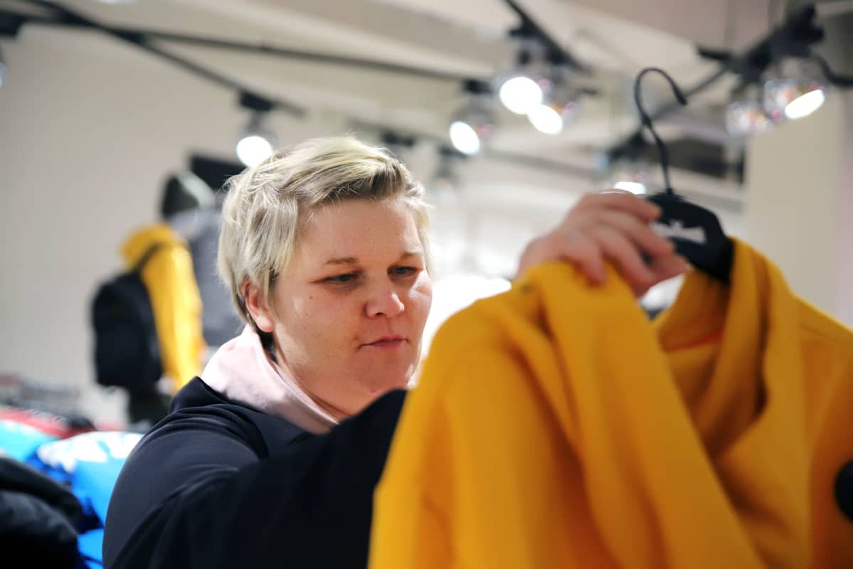 Auralainen perheenäiti Sini Lammela kiertelemässä alennusmyyntejä kenkäosastolla Black Fridayna.