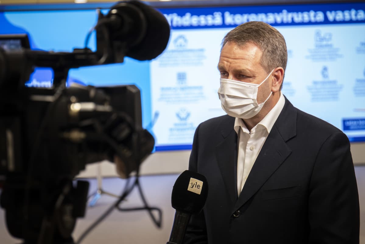 Jan Vapaavuori Ylen haastattelussa PKS koronakoordinaatiorymän tiedotustilaisuudessa.