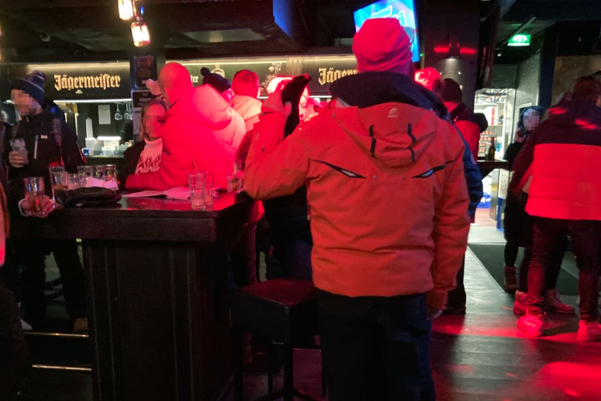 Anonyymejä ihmisiä ravintola Ihkussa Levillä talvella 2020.
