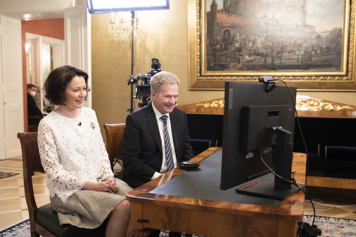 presidenttipari on etäyhteydellä veteraaneihin
