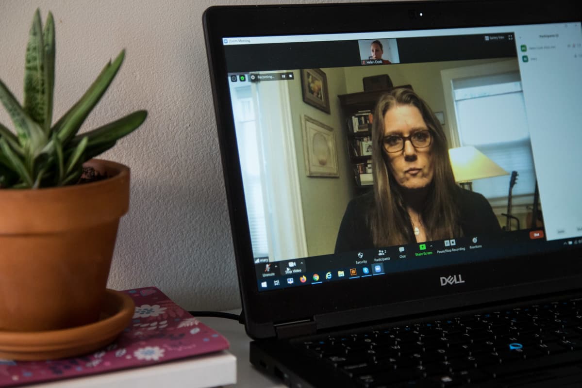 Donald Trumpin veljentytär Mary Trump videohaastattelussa Trumpin perhettä käsittelevästä kirjastaan.