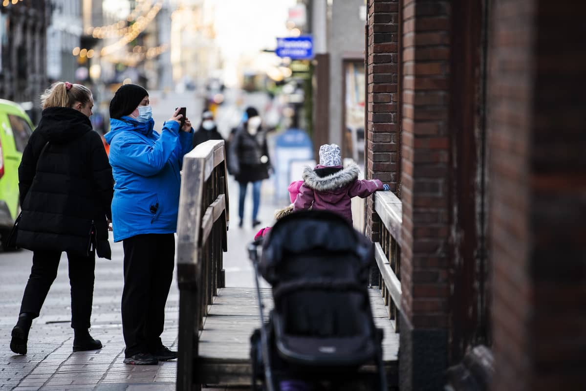 Ihmiset katselivat Stockmannin jouluikkunaa joulukuun alussa vuonna 2020.