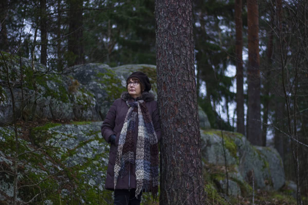 Turkulainen Outi Valo kuvattuna liittyen naisten vaiettuun aggressioon (vaakakuva).