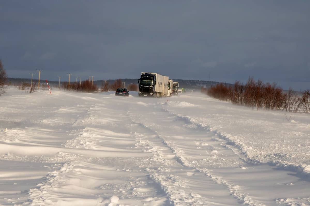 Rekka jumissa Kilpisjärventiellä lumituiskun vuoksi.
