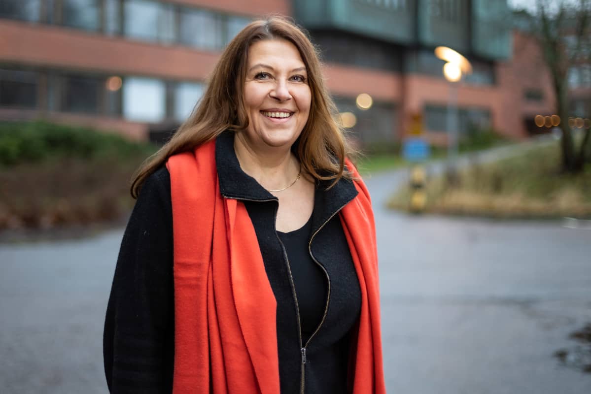 Helsingin yliopiston kaupunkimaantieteen professori Mari Vaattovaara seisoo Otaniemessä Aalto yliopiston pihalla