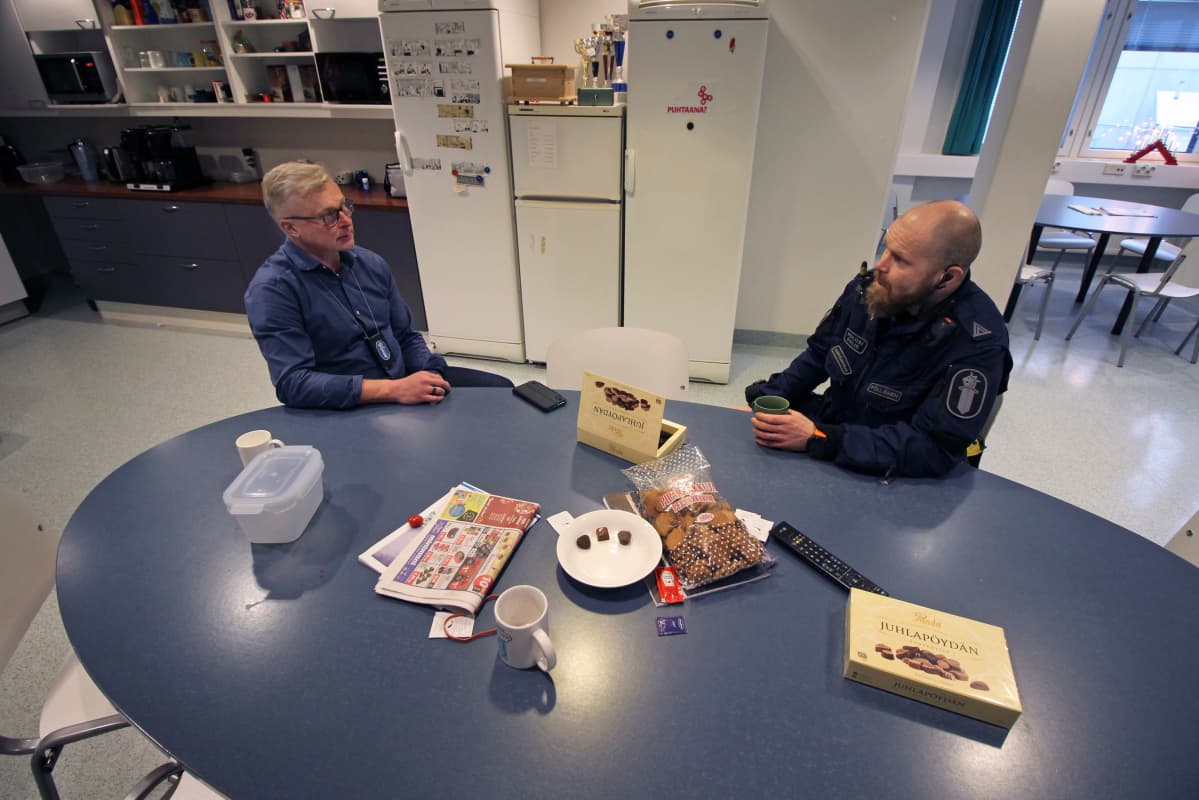 Sisä-Suomen poliisilaitoksen rikosylikonstaapeli Pasi Lönn ja ylikonstaapeli Esa-Pekka Pöllänen poliisilaitoksen taukohuoneessa tapaninpäivänä 2020.