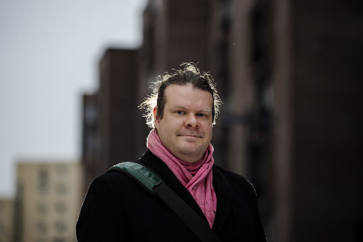 Tutkija Tuomas Aivelo kuvattiin lumisena päivänä Pasilassa joulukuussa vuonna 2020.