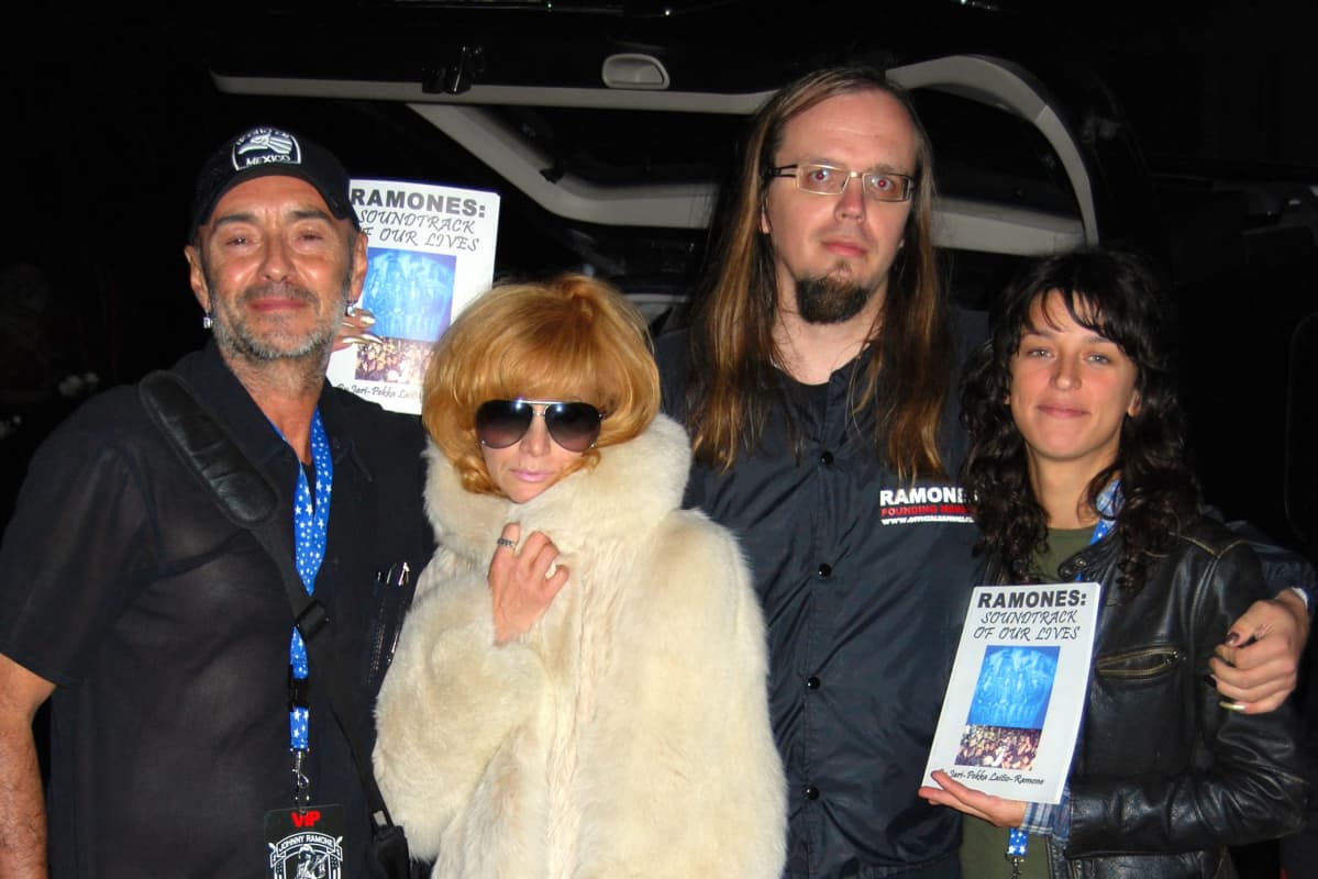Arturo Vega, Johnny Ramonen vaimo Linda, Jari-Pekka Laitio-Ramone ja Dee Dee Ramonen vaimo Barbara Zampini Los Angelesissa 2009.