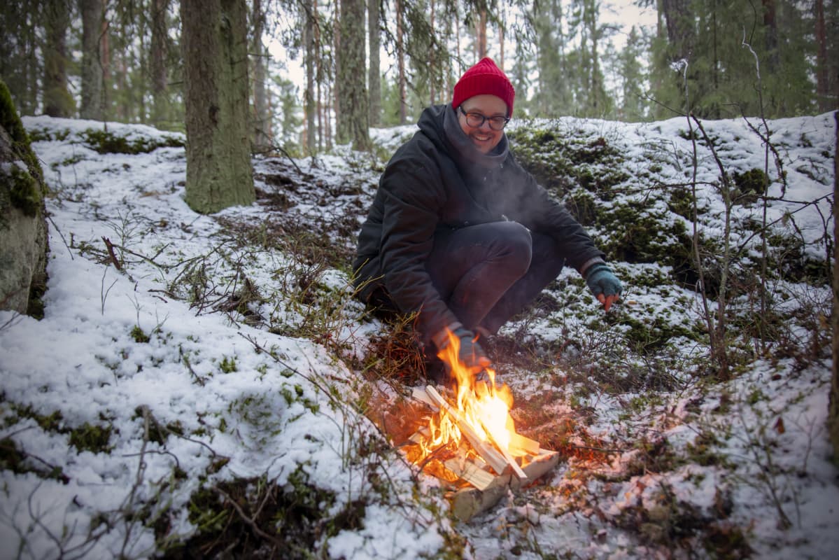 Wille Lehtovaara istuu nuotiolla