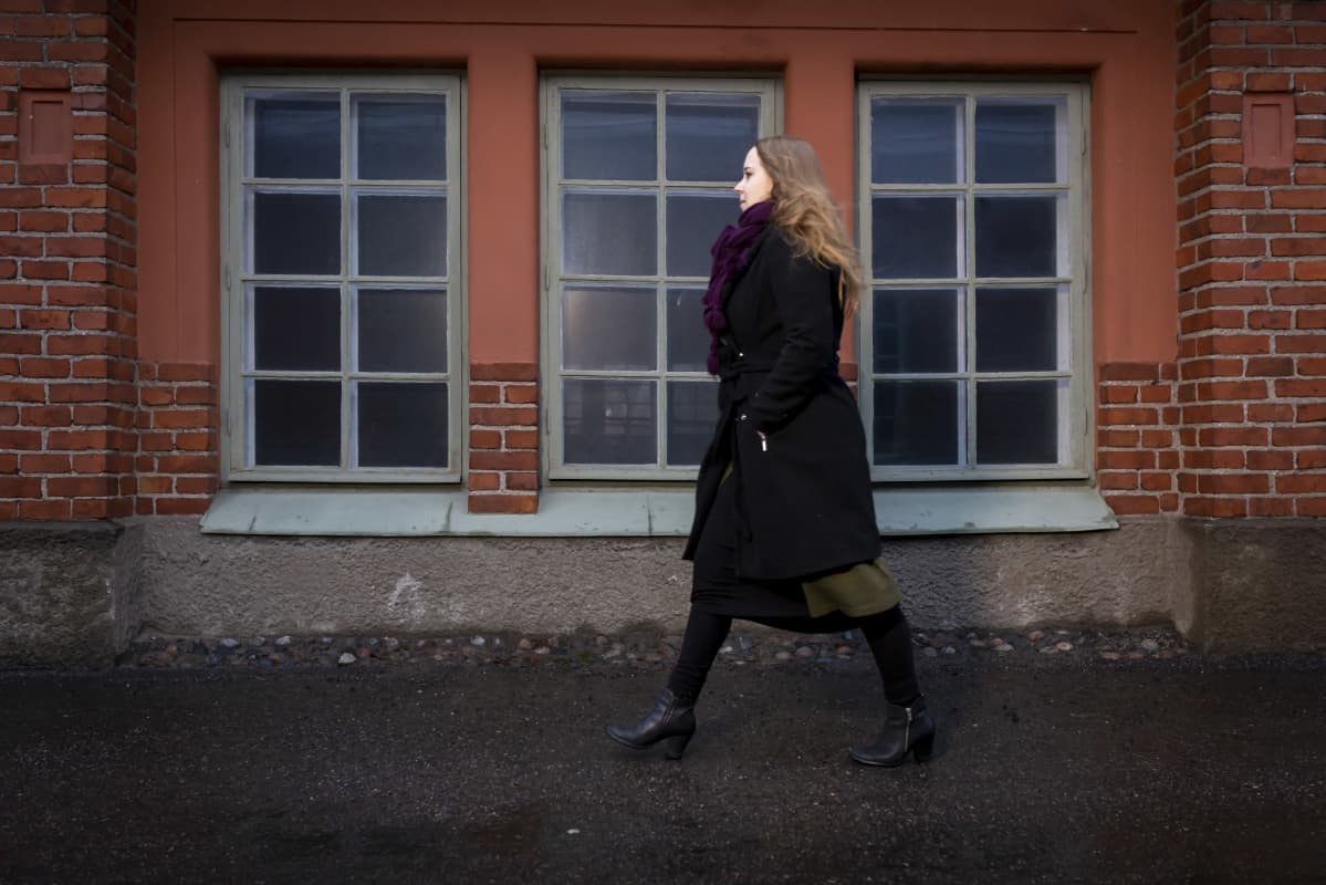 Petra Rautiainen Vanhankaupunginkosken rannassa.