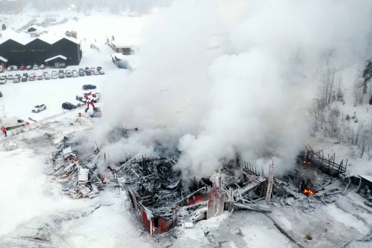 Levillä tulipalossa tuhoutunut huoltohalli ilmakuvassa.