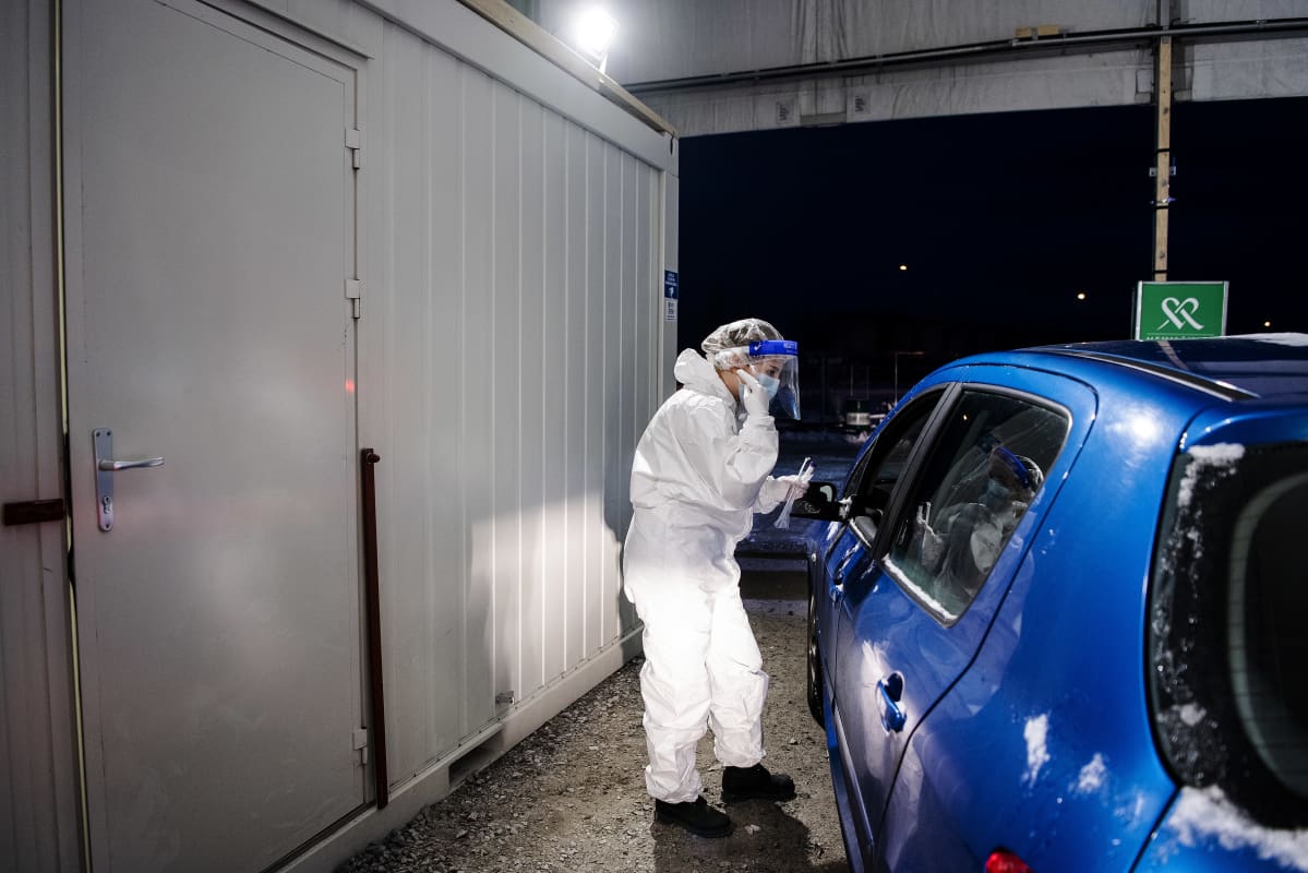 Mehiläisen drive-in-testausasemalla Helsingin Hernesaaressa tehtiin koronavirustestejä lumisessa säässä 4. tammikuuta 2021.