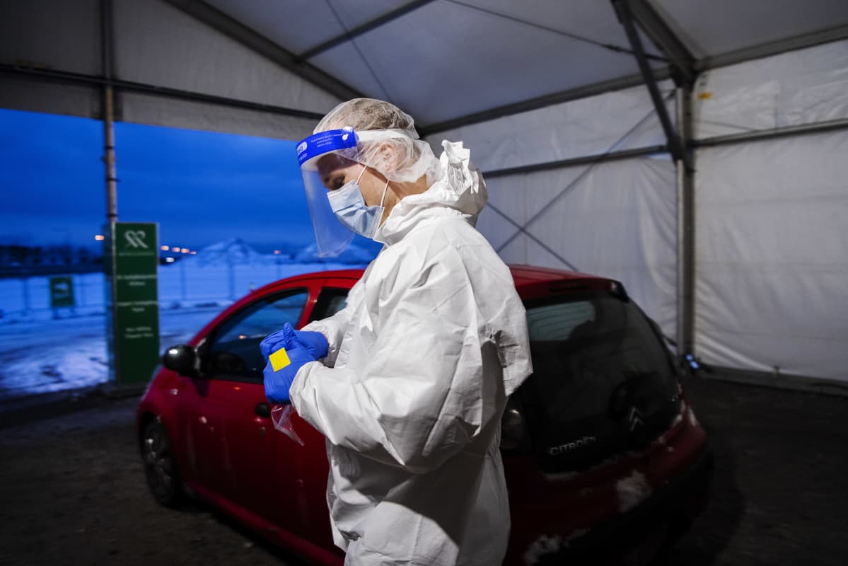Mehiläisen drive-in-testausasemalla Helsingin Hernesaaressa tehtiin koronavirustestejä lumisessa säässä 4. tammikuuta 2021.