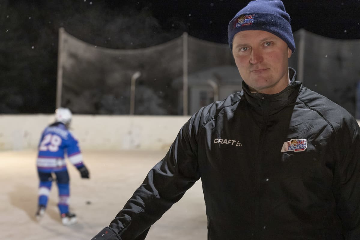 Torniolainen Markku Kasala jääkiekkokaukalonsa reunalla