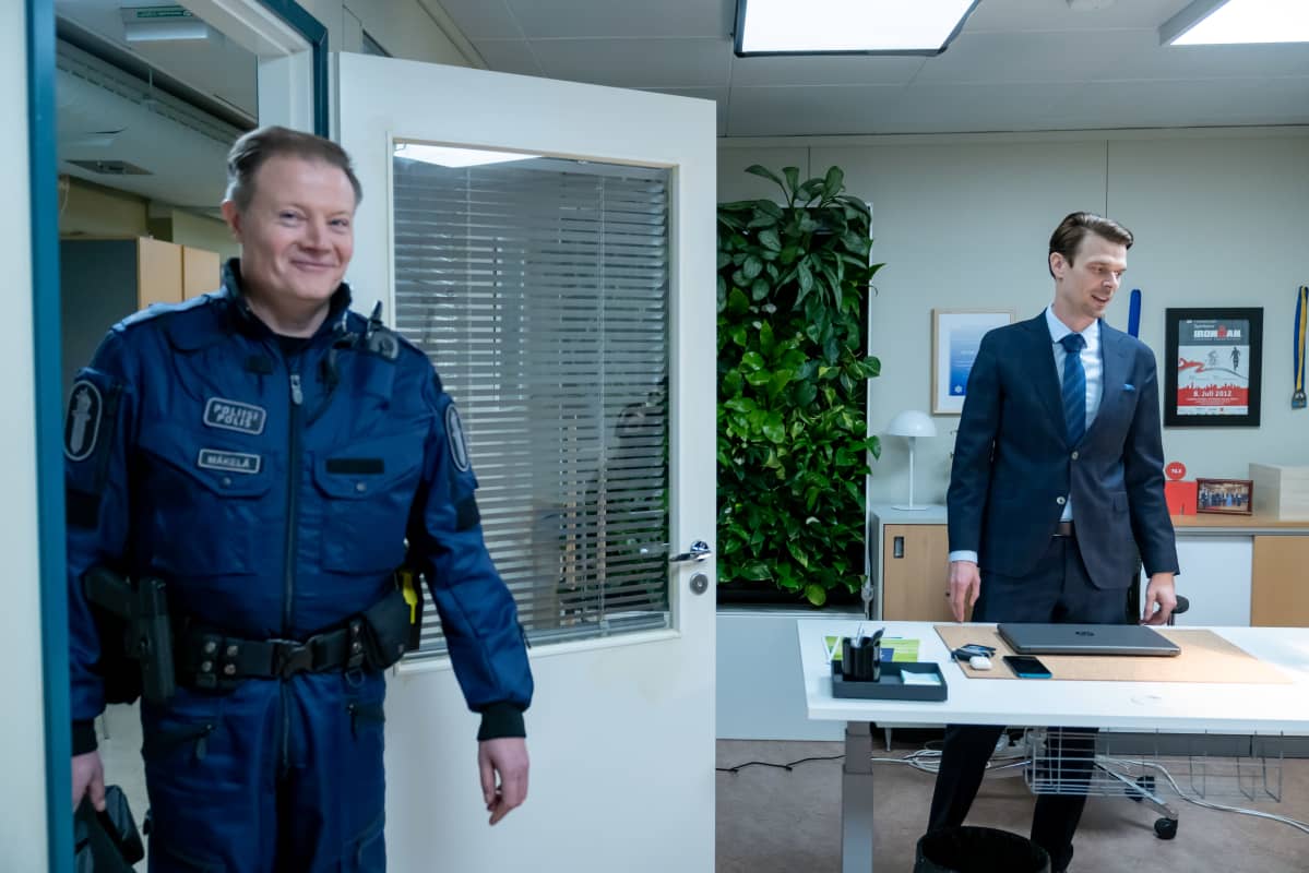 Näyttelijät Kari Hietalahti (vas) ja Andrei Alén (oik) naureskelevat Yellow Film & TV:n tuottaman poliisisarjan Roban kuvauksissa, Helsinki, 12.1.2021.
