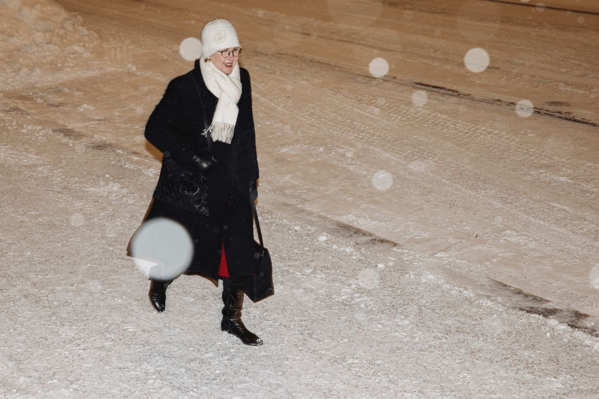 Työministeri Tuula Haatainen saapuu säätytalolle.