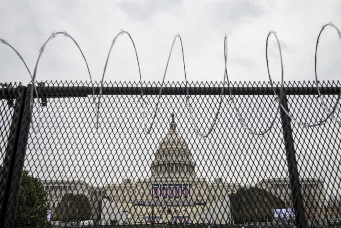 Washingtonissa Joe Bidenin virkaanastujaisia varten on pystytetty barrikadeja ja piikkiaitaa.