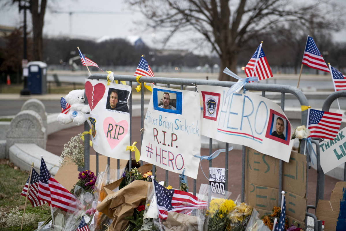 Loppiaisen kongressihyökkäyksessä menehtyneen poliisin muistoksi on pystytetty muistoaita Washingtonissa.