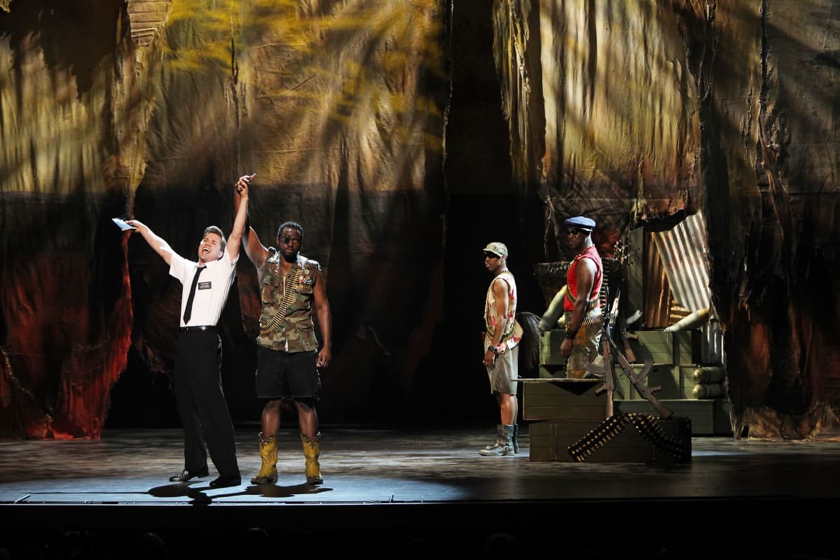 The book of mormon -musikaali New Yorkissa. Näyttämökuva.