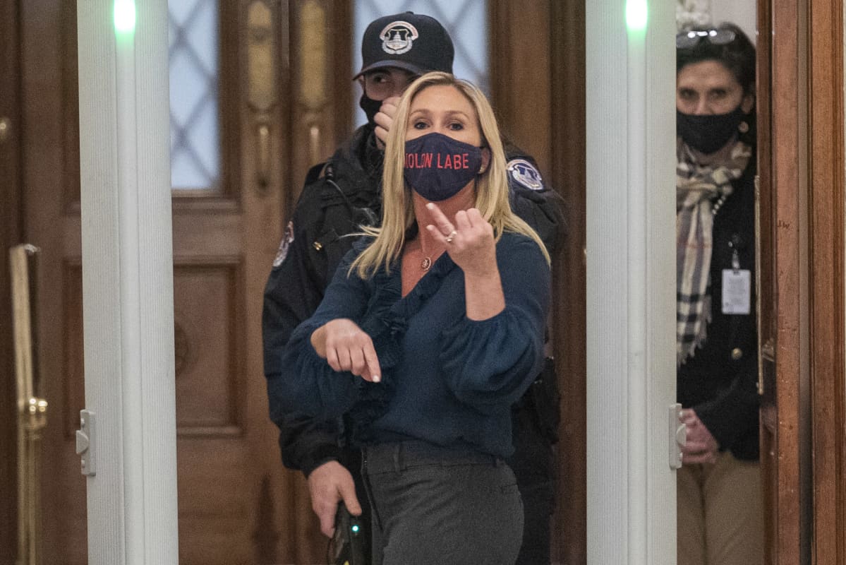 Kongressiedustaja Marjorie Taylor Greene menee kongressin turvatarkastuksen läpi.