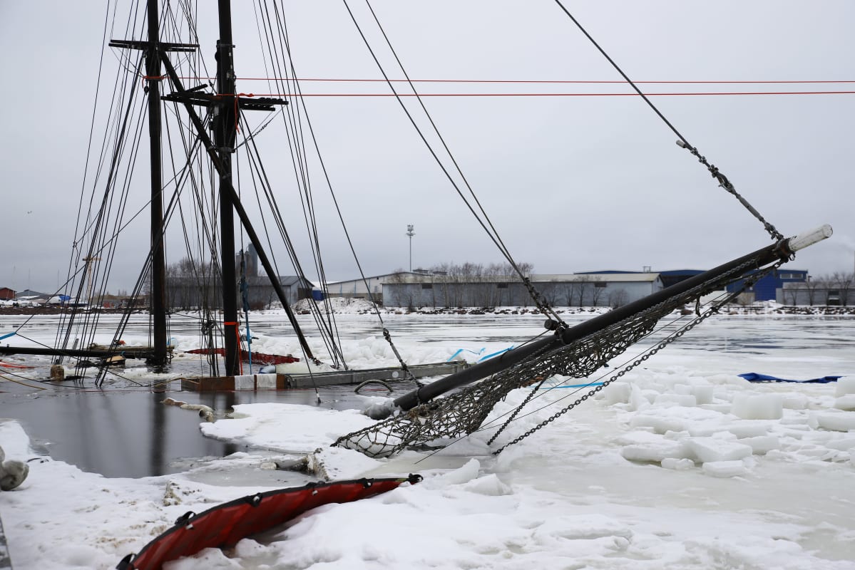 Uponnut purjevene jäiden seassa