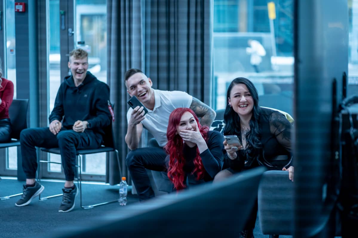 Temptation Island Suomi -sarjan esittelytilaisuus Sanomatalossa, ohjelmaan osallistuneet näkevät kuvattua sarjaa ensi kertaa, 27.1.2021.