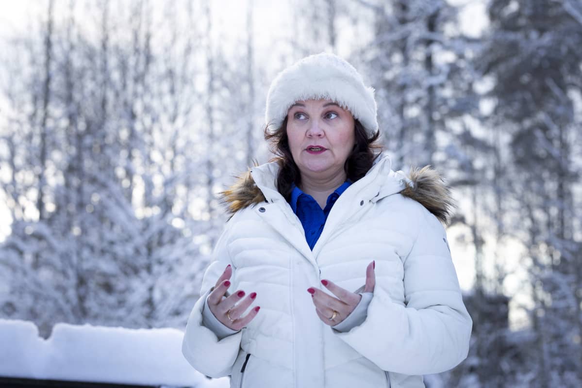 Hanna Smith lumisen metsän laidassa.