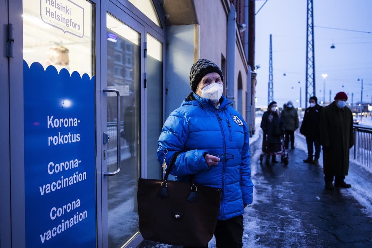 Ensimmäisten joukossa rokotuspaikalla oli Tuovi Rajahuhta, 88.