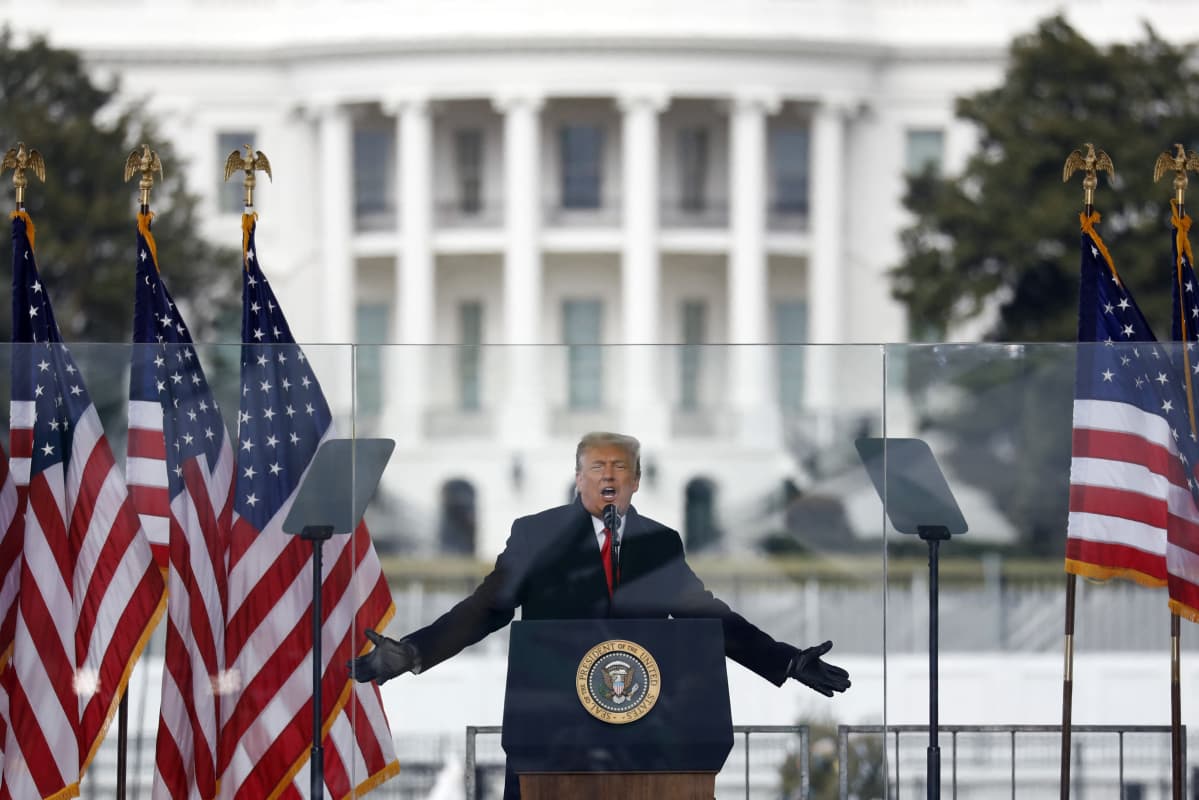 Donald Trump puhujakorokkeella Valkoinen talo taustallaan 6. tammikuuta. Tästä puheesta käydään nyt vääntöä, että yllyttikö Trump kannattajiaan hyökkämään kongressiin.