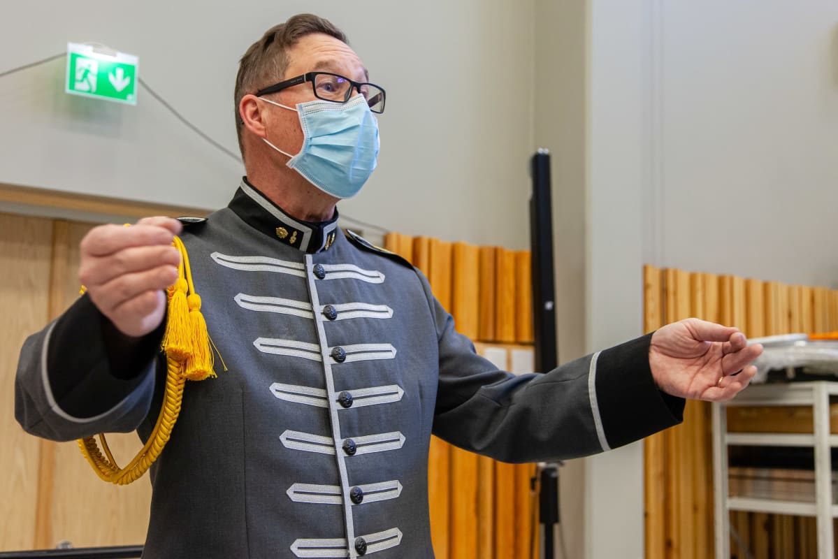 Rakuunasoittokunnan kapellimestarina musiikkimajuri Tomi Väisänen.