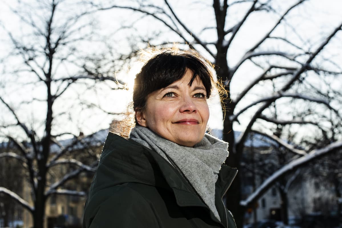 Kokoomuksen Kirsi Piha valokuvattiin Kirjailijanpuistossa Töölössä helmikuun 2021 alussa.