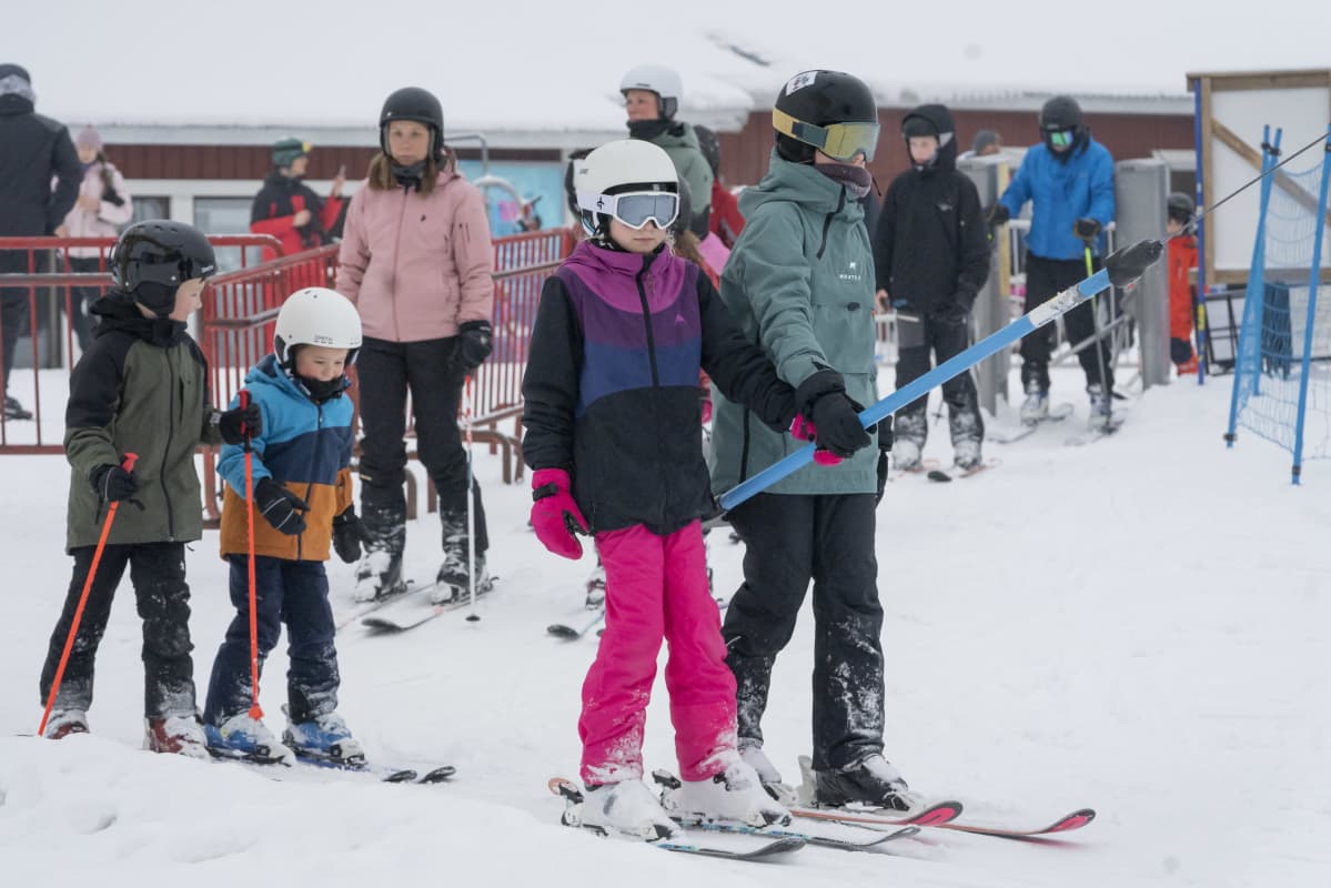 Laskettelijoita Peuramaan laskettelukeskuksessa 20.2.2021