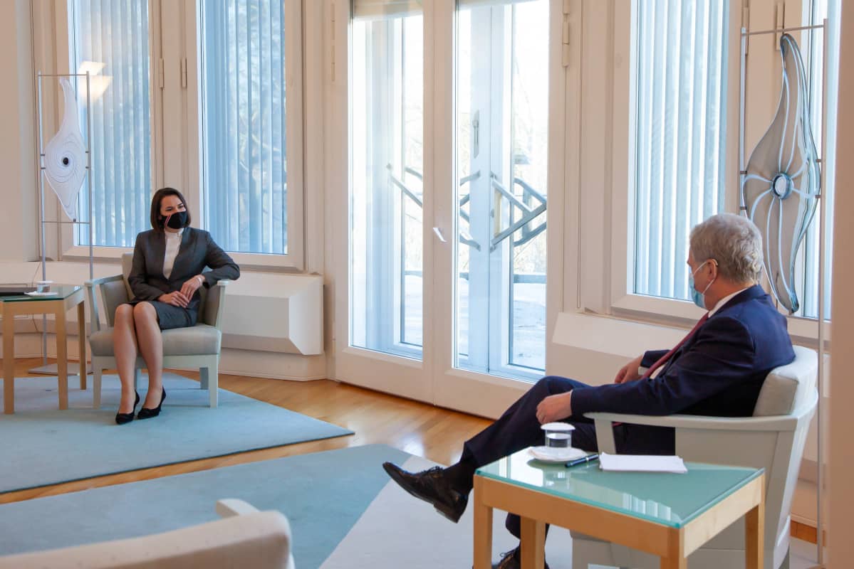 Svjatlana Tsihanouskaja ja Sauli Niinistö istuvat maskit kasvoillaan turvavälin päässä toisistaan