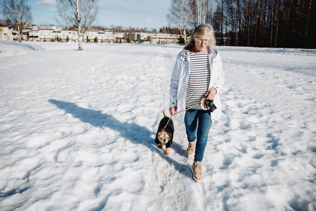 Kuvassa Riitta Kuussalo koiran kanssa.