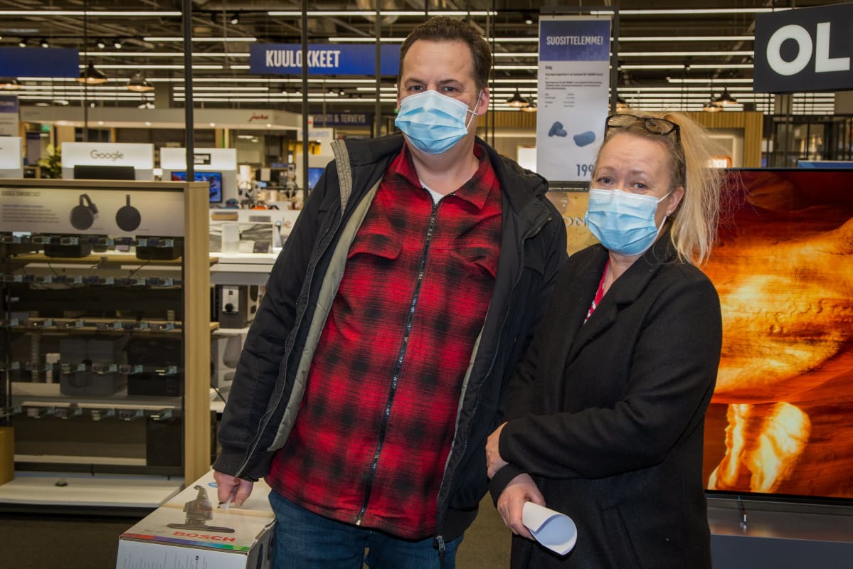Potrettikuvassa, Kati ja Mika Puljujärvi, Helsinki Helsinkiläiset Mika ja Kati Puljujärvi arvostavat kodinlaitteiden kestävyyttä, korjattavuutta ja kierrätettävyyttä. He olivat katselemassa televisioita Vantaaan Tammiston Gigantissa.